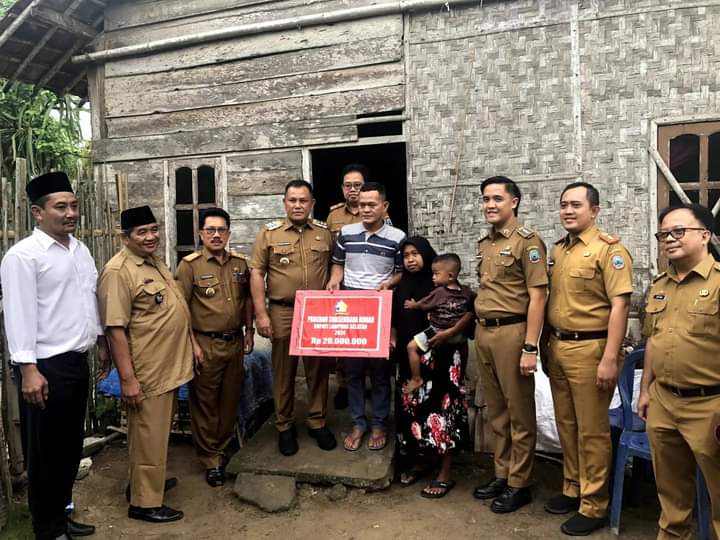 Bupati Nanang Ermanto Kembali Salurkan Bantuan Bedah Rumah Untuk 3 Warga Jatiagung