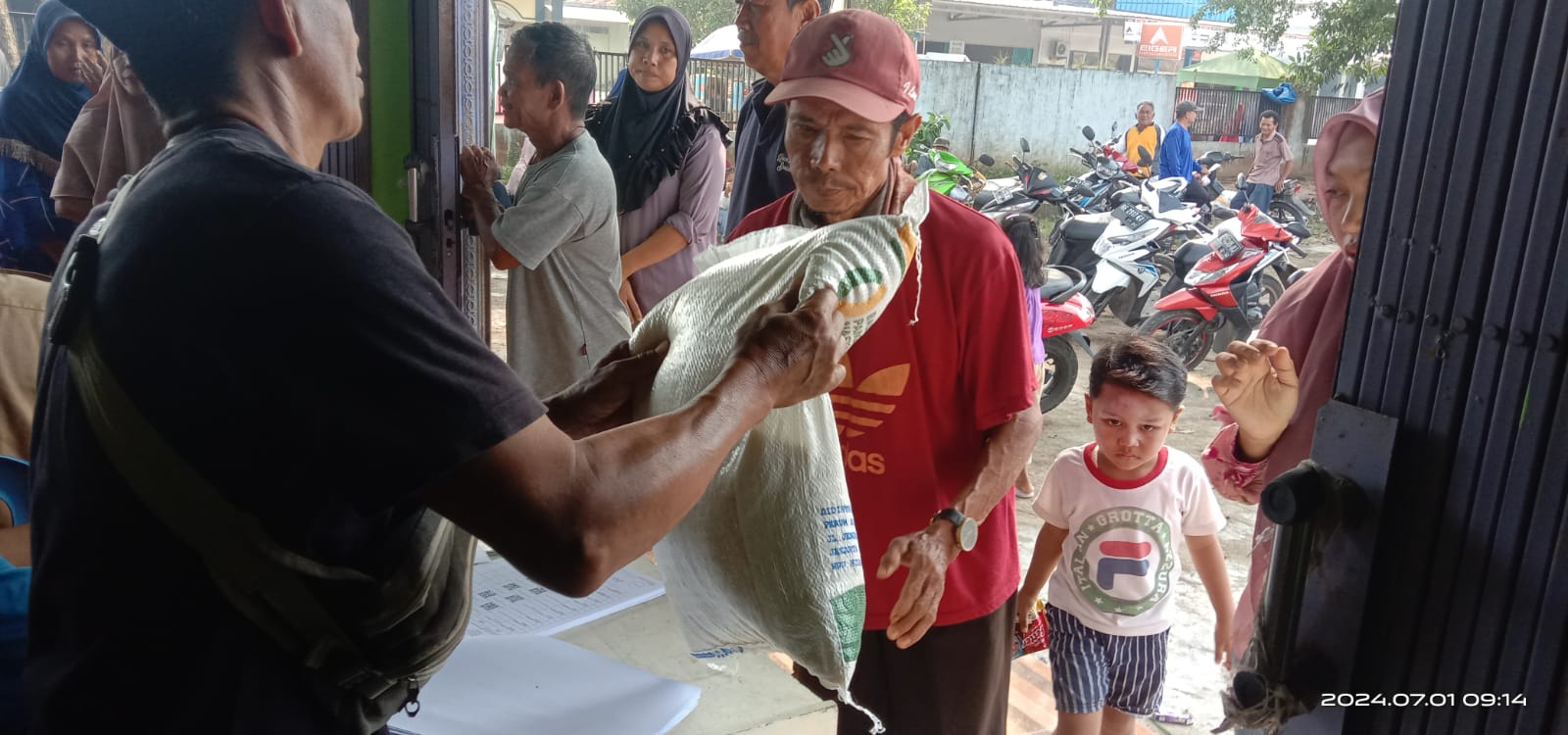Pemdes Titiwangi Salurkan Bantuan Program Pangan Berupa Beras