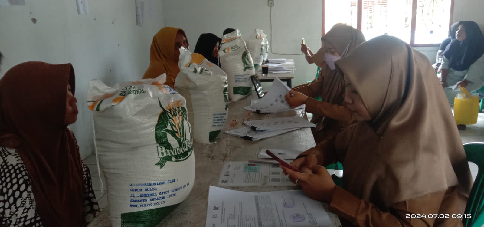 Pemdes Beringin Kencana Salurkan Bantuan Pangan Berupa Beras