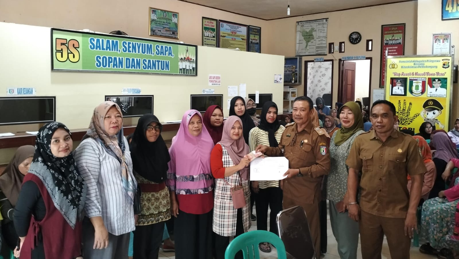 Kepala Pekon Sukaratu Bagikan Insentif Honor, RT dan Seluruh Kader