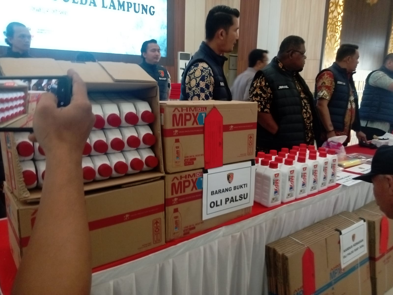Polda Lampung Berhasil Ungkap Peredaran Oli Palsu