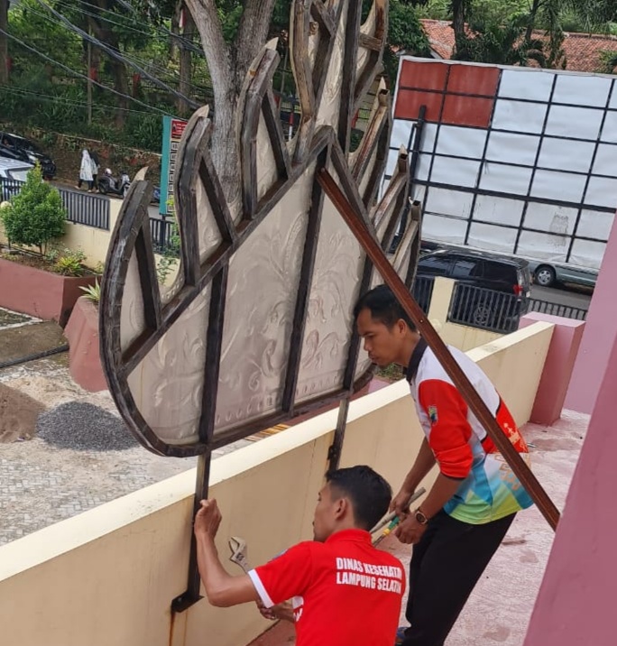 Plt Kadiskes Lamsel Perintahkan Segera Copot Ornamen