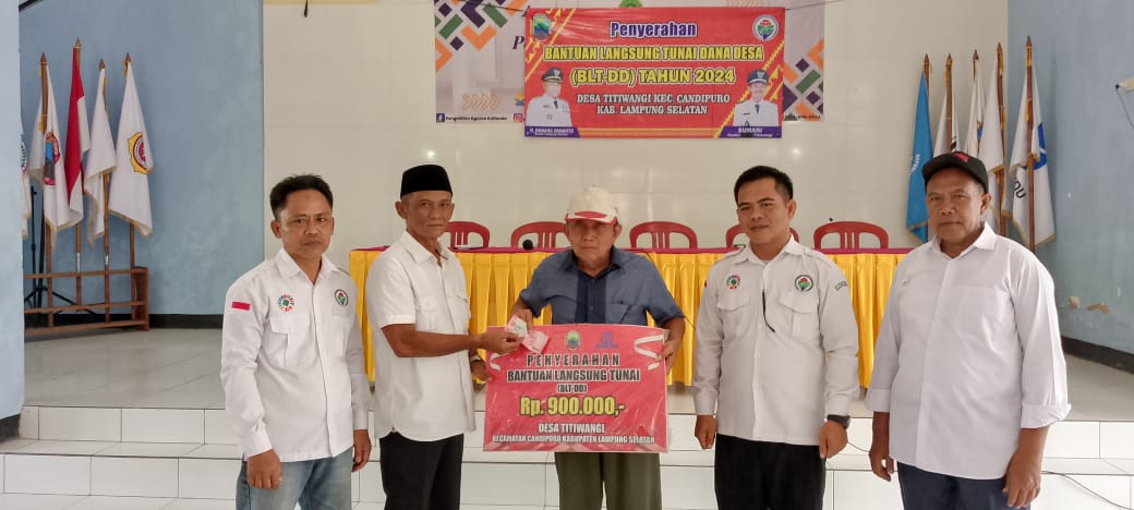 Kepala Desa Titiwangi Serahkan BLT DD Tahap III Ta-2024 Kepada 29 KPM
