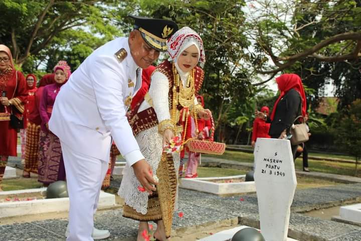 Peringati HUT Ke-79 Kemerdekaan RI Bupati Nanang Tabur Bunga di Taman Makam Pahlawan