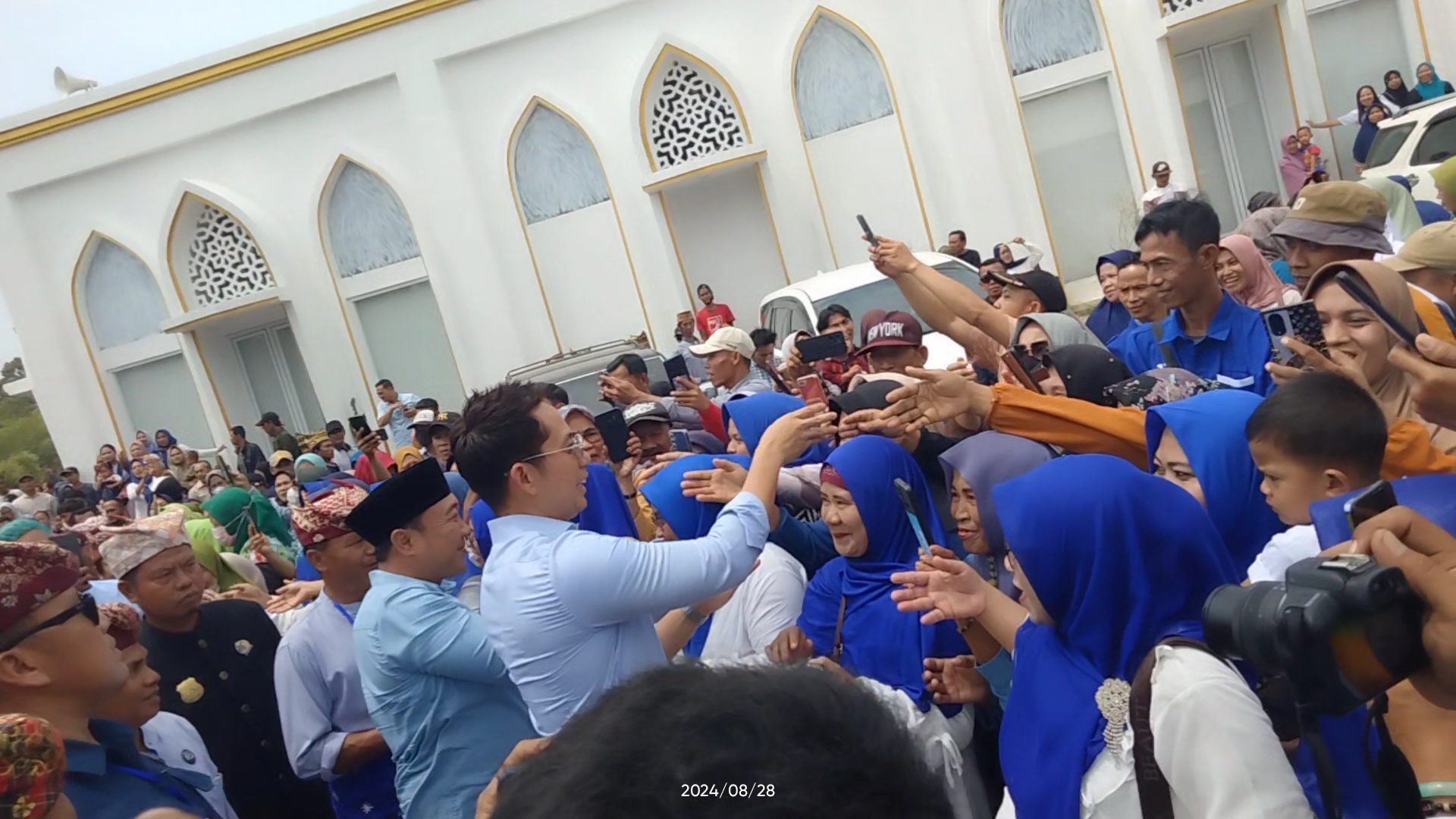 Ribuan Masa dan Simpatisan Pasangan Calon Bupati Egi-Syaiful Iringi Pendaftaran Ke KPU-D Lamsel