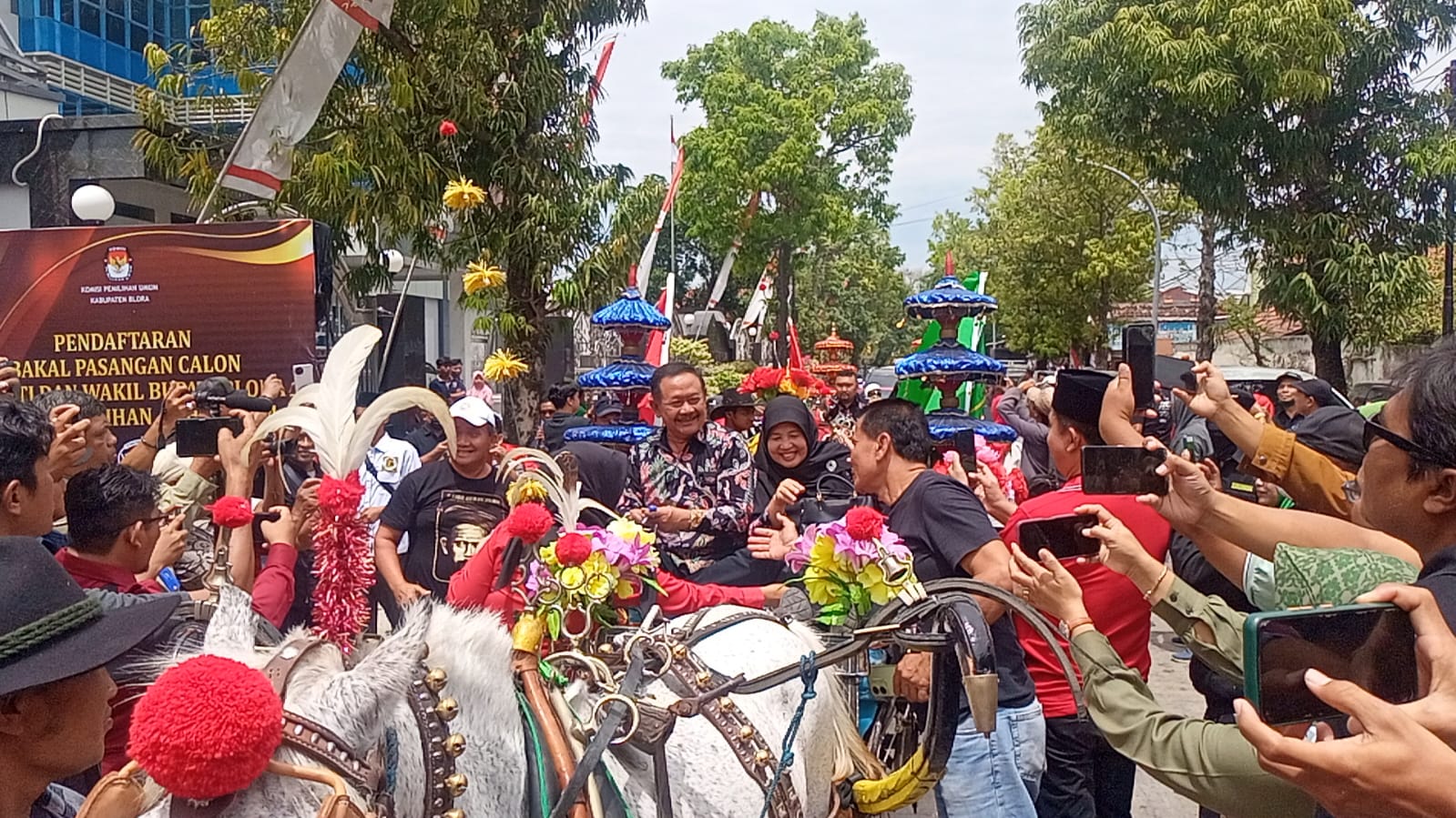Bapaslon Abu Nafi-Andika Daftar ke KPU di Hari kedua Diiringi Kereta Kencana