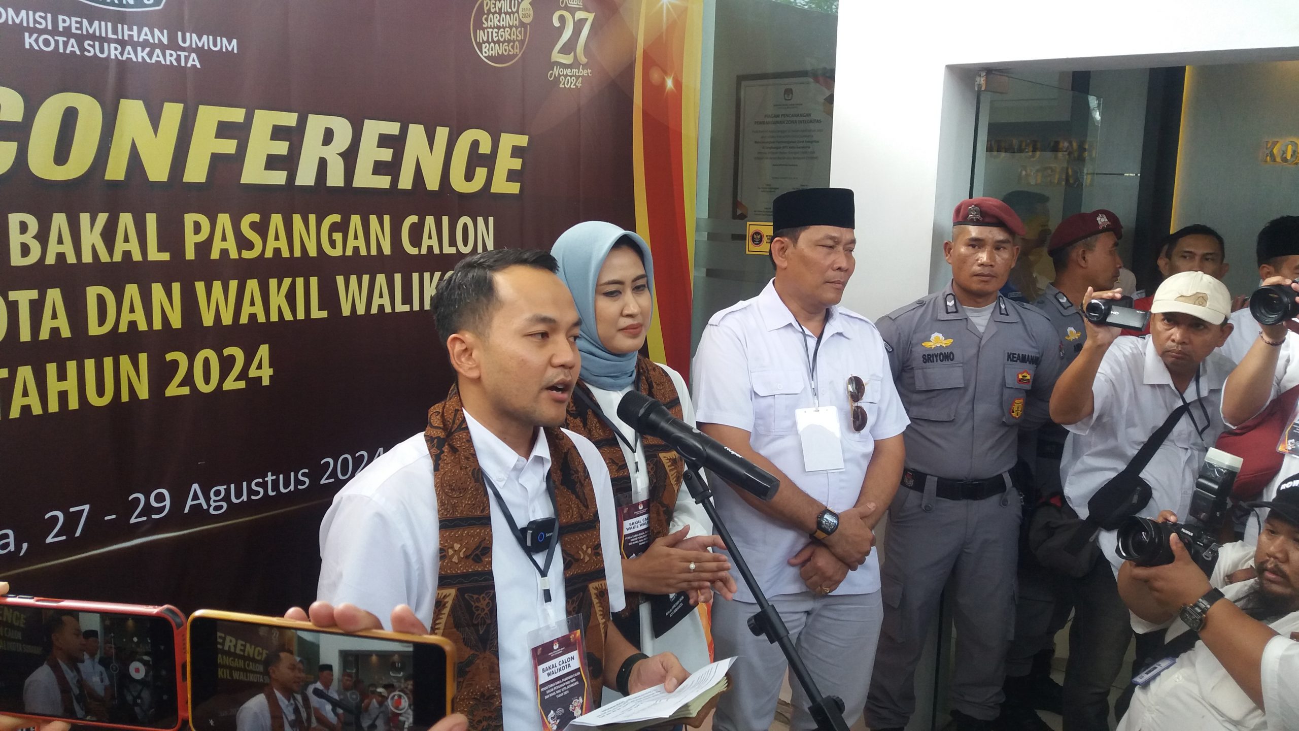 Respati-Astrid Resmi Mendaftar Pilwalkot Solo 2024, Pasukan Satgasus GRIB Solo Pasang Pagar Betis di KPUD