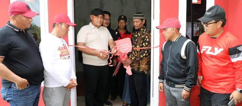 Bupati Lamsel Nanang Ermanto Serahkan Bangunan Rumah Untuk Warga Sidowaluyo