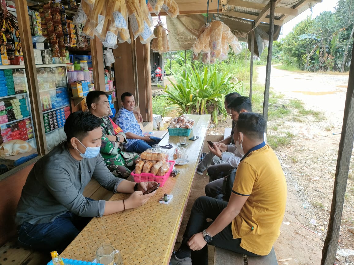 Manfaatkan Warung Kopi Babinsa Lakukan Komsos Bersama Warganya