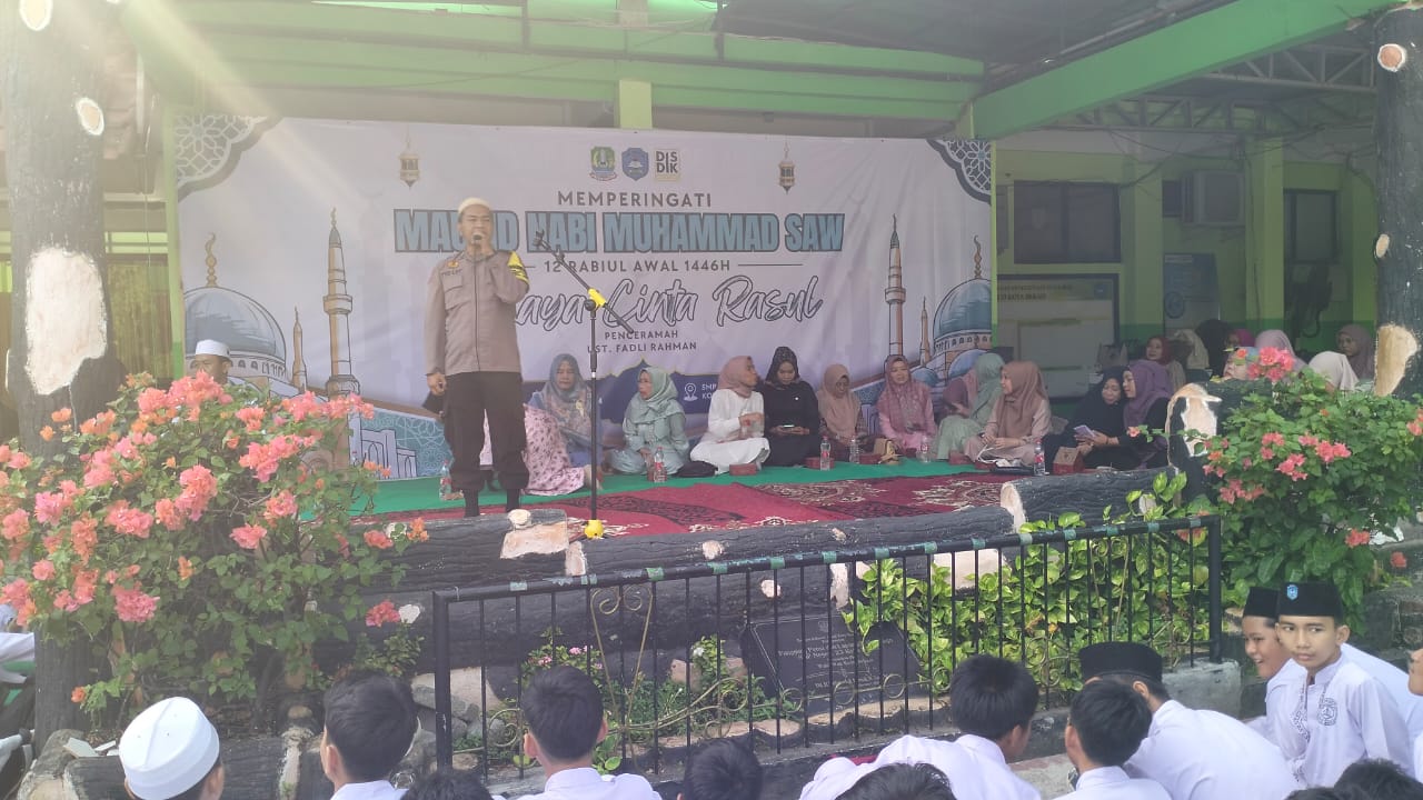 Bhabinkamtibmas Hadiri “Peringatan Maulid Nabi Muhammad SAW di SMP 23 Jatikramat Diwarnai Pesan Keamanan”