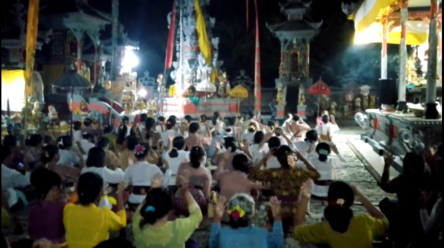 Ratusan Umat Hindu di Desa Beringin Kencana Melakukan Puja Wali Rahinan
