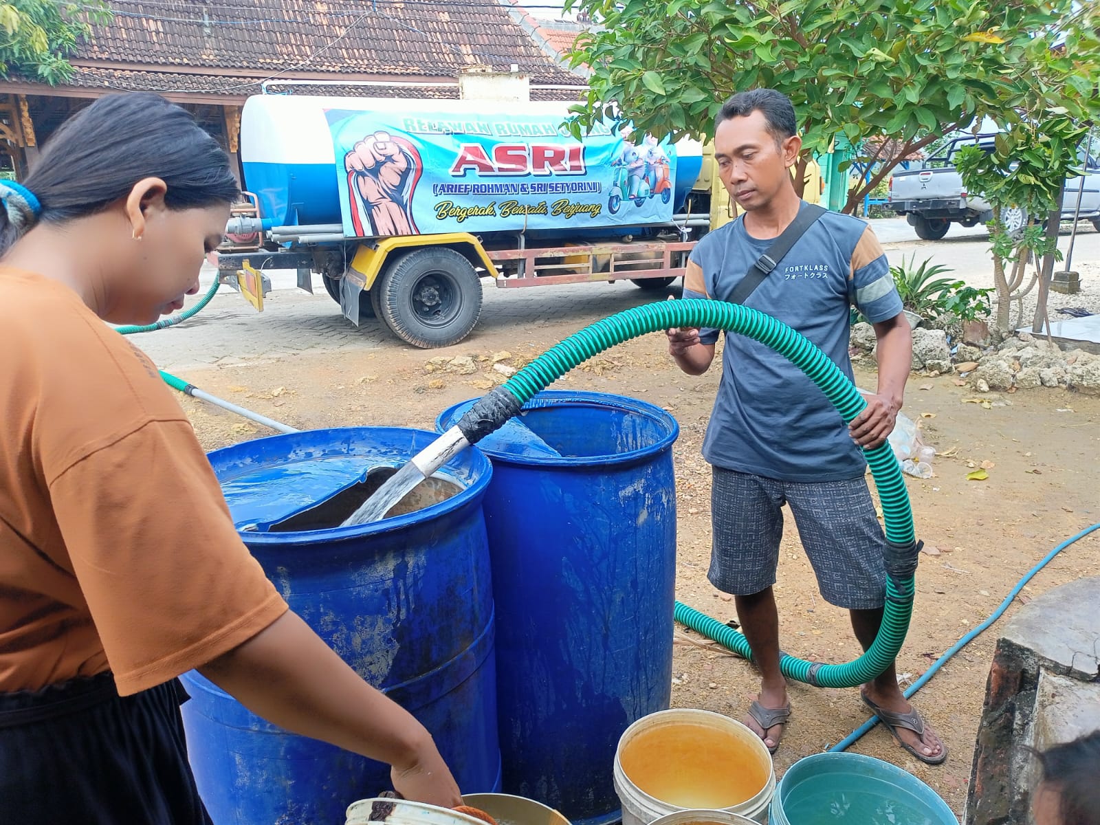 Warga Banjarejo Terima Bantuan Air Bersih Dari Relawan Rumah Juang ASRI