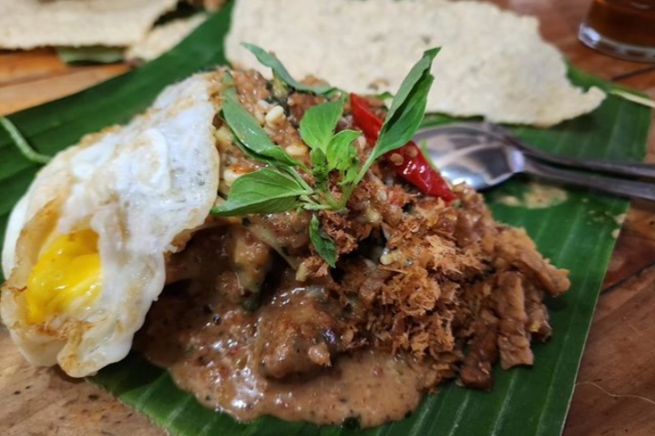 Pecel Madiun: Lezatnya Sambal Kacang yang Menggugah Selera