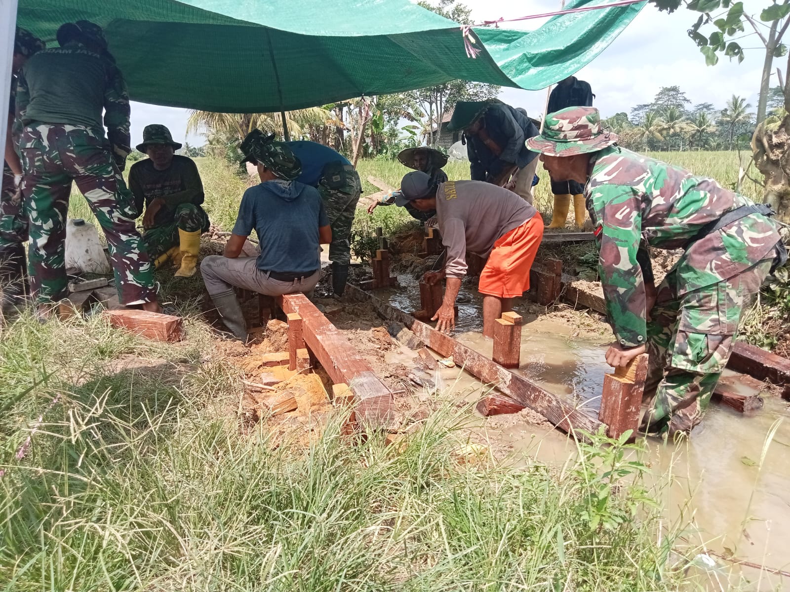 Sinergisitas TNI dan warga desa Kerta Buana dilokasi TMMD ke- 122