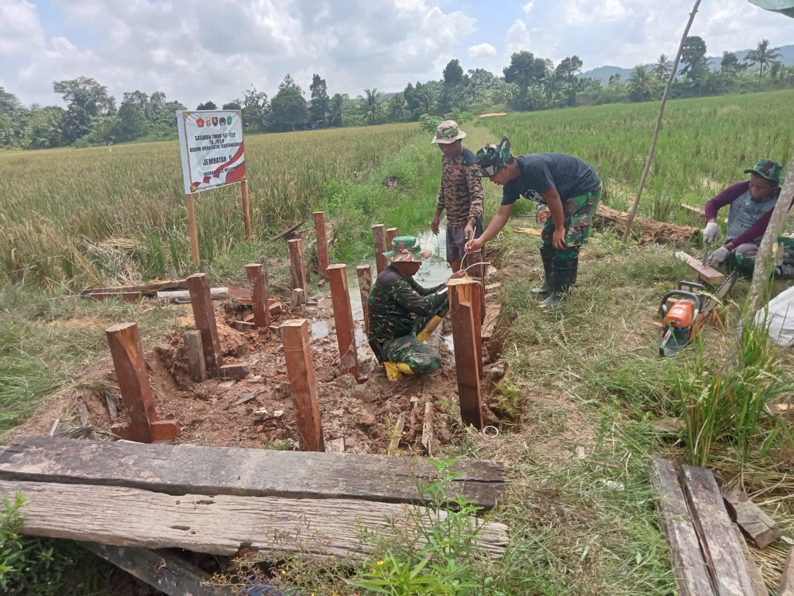 Tiang pancang penghubung di Poktan Berdikari mulai dikerjakan Satgas TMMD Kodim Kukar