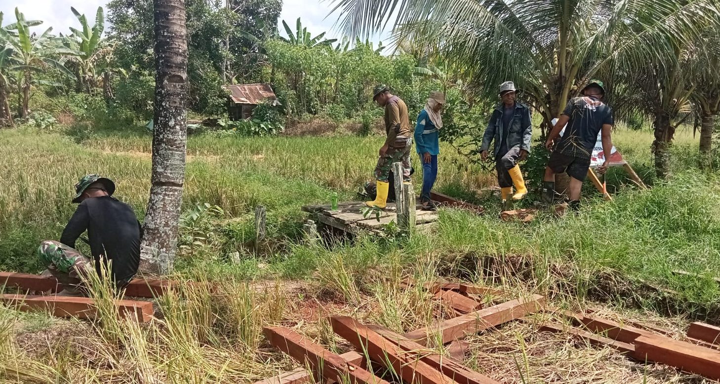 Satgas TMMD Kodim Kukar bongkar jembatan penghubung dikelompok tani