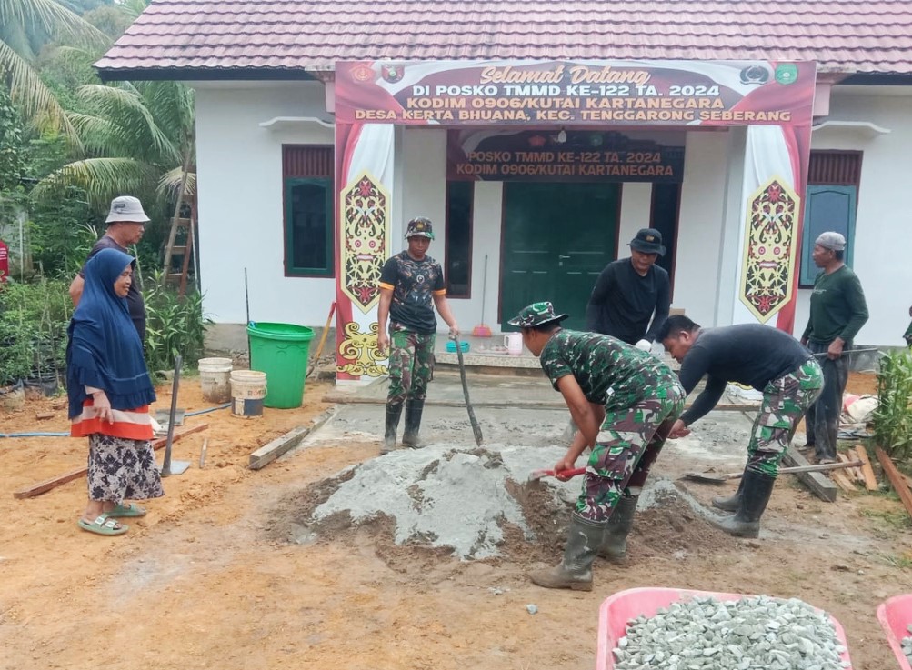 Ketua RT Pimpin Warganya Bantu Satgas TMMD Kodim Kukar Cor Halaman KUD