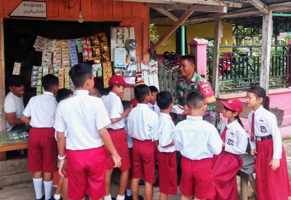 Padatnya Kegiatan TMMD Ke 122, Manfaatkan Waktu Senggang Babinsa Bercengkrama Dengan Siswa SD