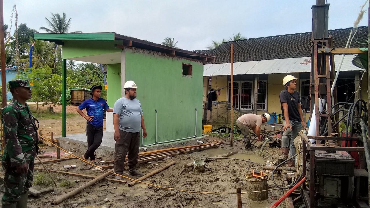 Babinsa Kerta Buana pantau progres sumur Bor di Dusun Rapak Rejo