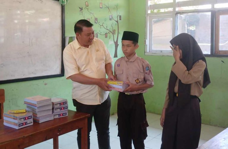 Suport Pendidikan, Anggota DPRD Lamsel, Muslim Kunjungi MTS Islamiyah Katapang