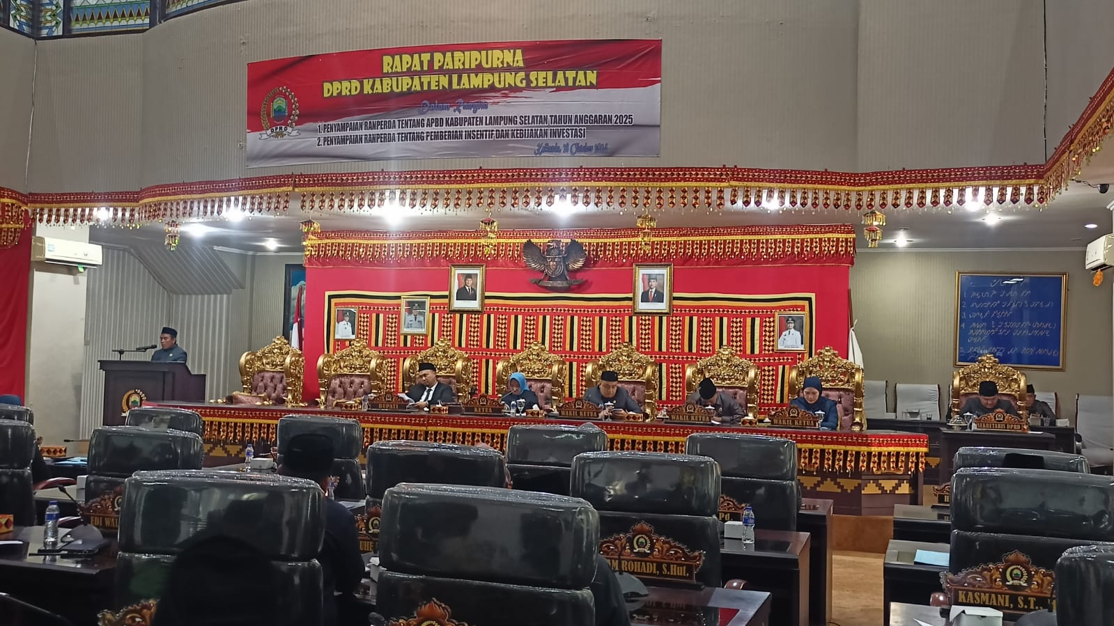 DPRD Lamsel Gelar Rapat Paripurna Dengan Agenda Penyampaian R-APBD Ta-2025 Oleh Plt Bupati Pandu