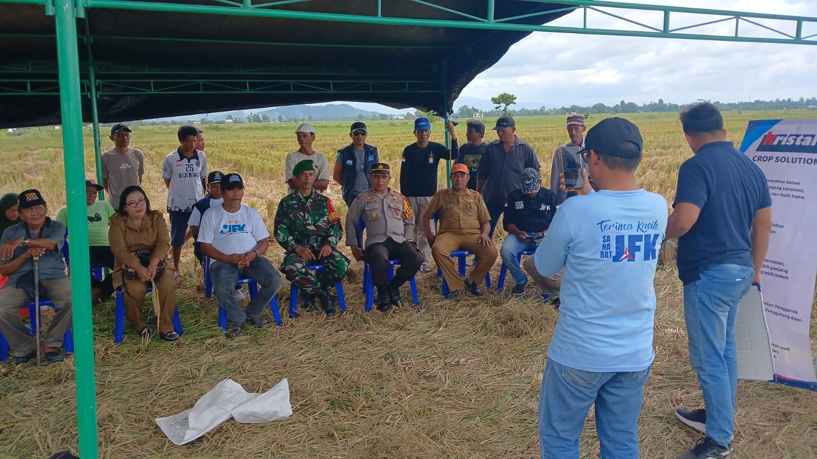 Kapolsek Walenrang Hadiri Panen Raya Padi di Gapoktan Rante Damai