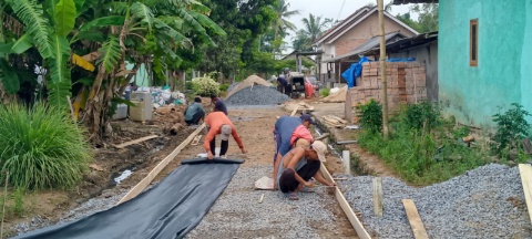 Pemdes Beringin Kencana Realisasikan DD Pembangunan Rabat Beton