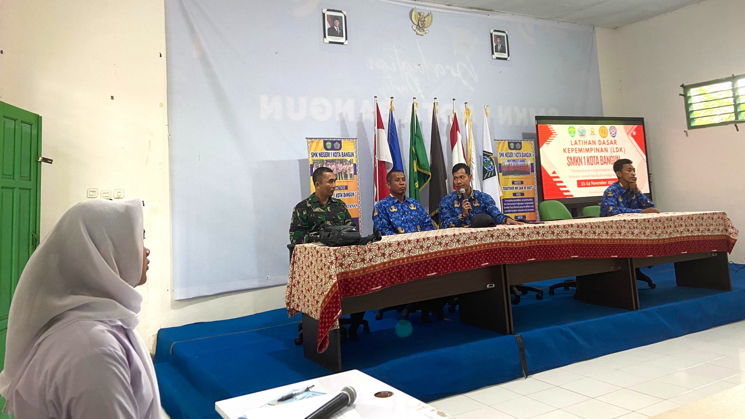 Bentuk Karakter Sejak Dini, Babinsa Koba Berikan Materi Pembekalan Kepemimpinan Dasar pada Siswa