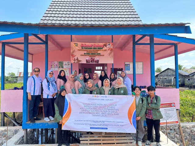 Kolaborasi Universitas Borneo Lestari dan Universitas Lambung Mangkurat dalam Hibah Kosabangsa 2024: Penyuluhan PHBS di Desa Benua Raya