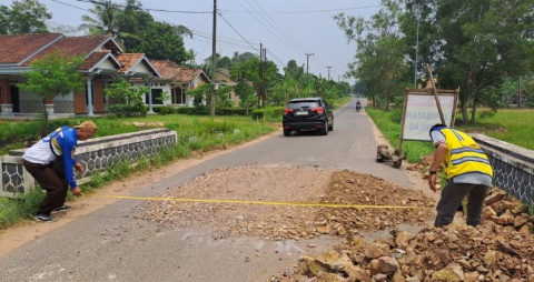 Anggota DPRD Provinsi Lampung,Agus Sutanto Cepat Tanggap, Dinas PU-PR Provinsi Cek Lokasi Jelan Amblas