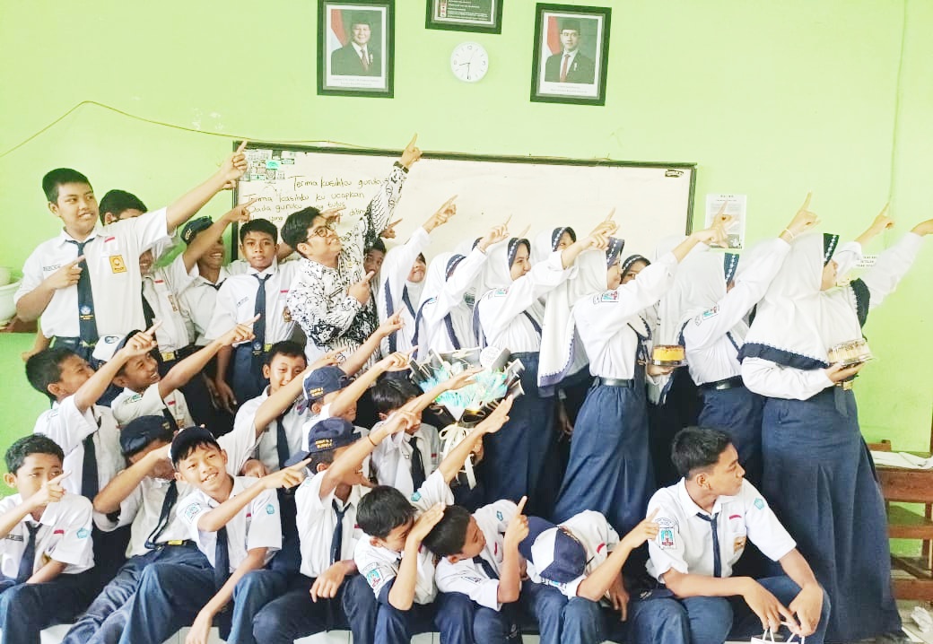 Hari Guru yang Istimewa: Pak Aris Terima Kejutan Penuh Makna dari Muridnya