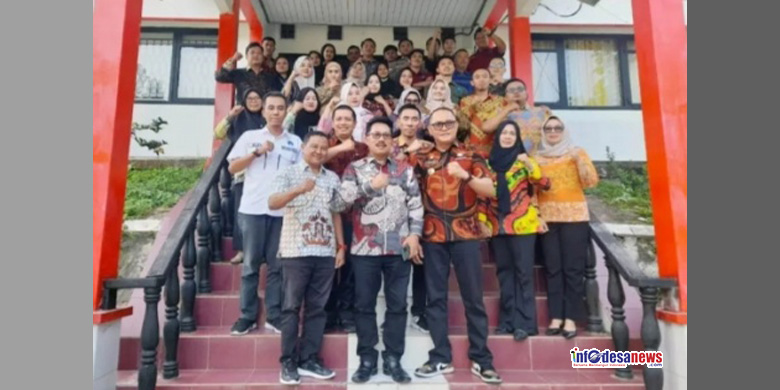 Jelang Pensiun Sekda Lamsel Thamrin Fota Bersama ASN Diskominfo