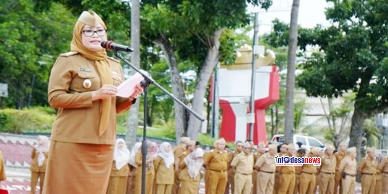Asisten Bidang Pemerintah dan Kesra Intji Indriati Pimpinan Apel Mingguan