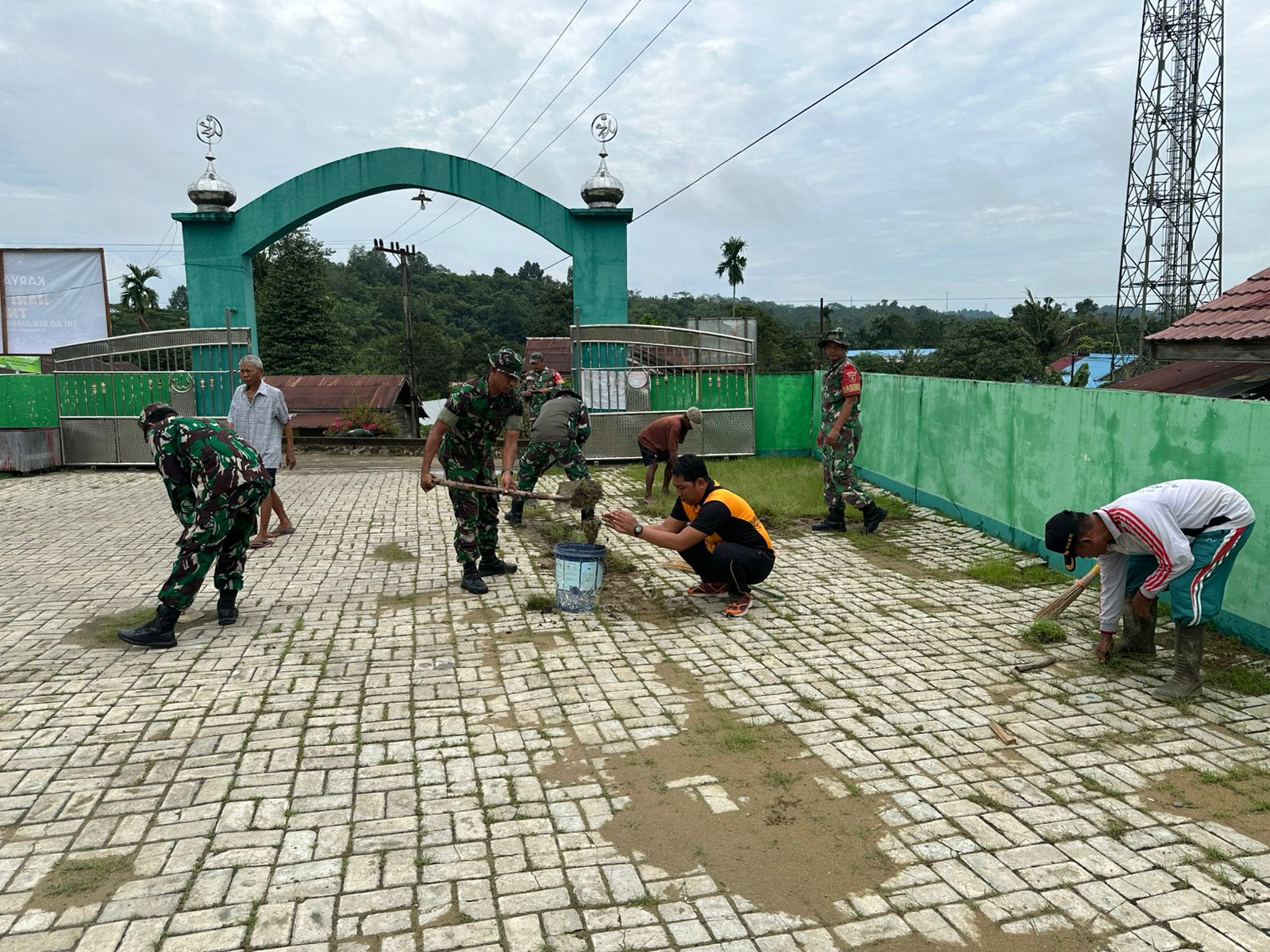 Melalui Karya Bakti Wujudkan Suasana Bersih Dan Nyaman Di Lingkungan Rumah Ibadah