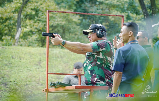 Panglima TNI Tinjau dan Uji Senjata Produk PT. Pindad