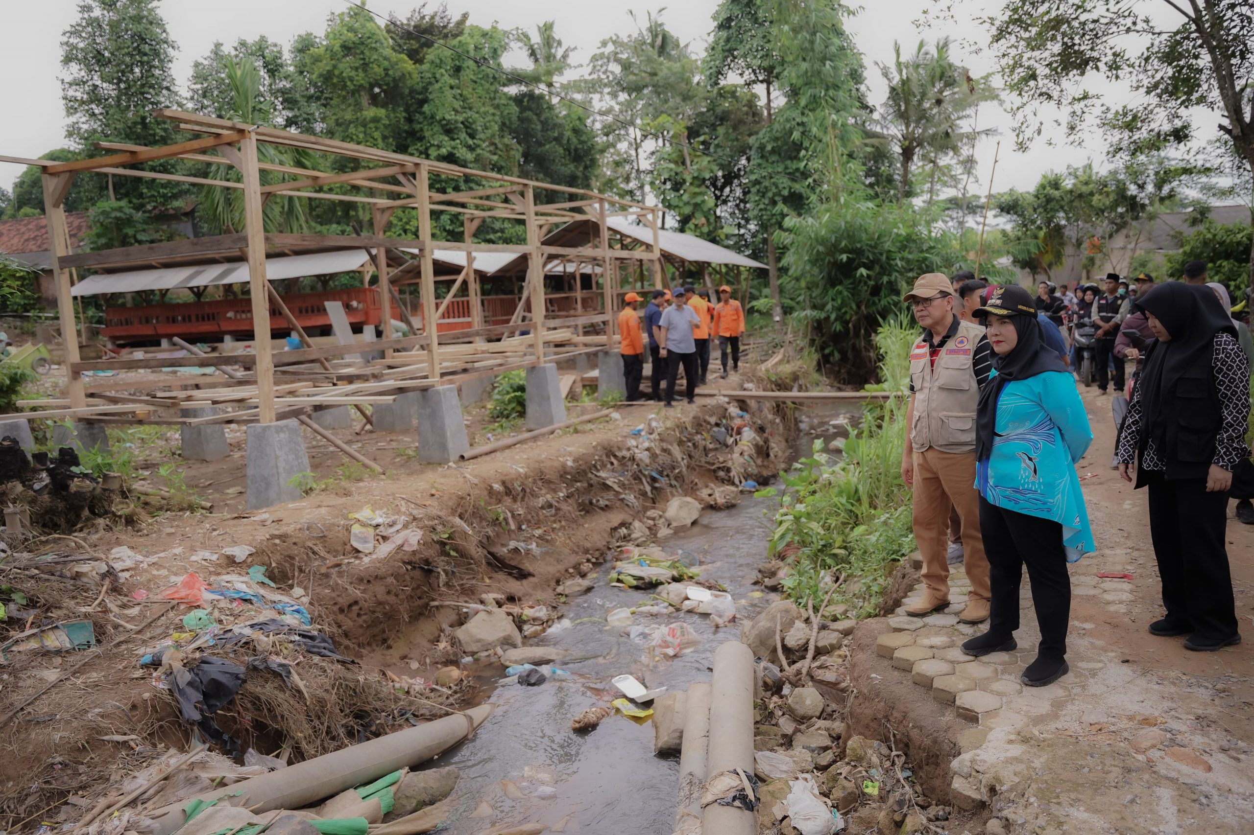 Eva Dwiana Pantau Aliran Sungai Yang Akibatkan Banjir
