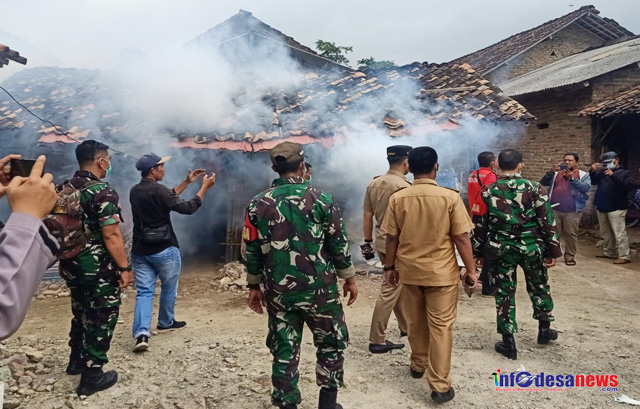 Basmi Sarang Nyamuk Babinsa Posramil  Jati Agung Dampingi Tim Kesehatan Laksanakan Fogging