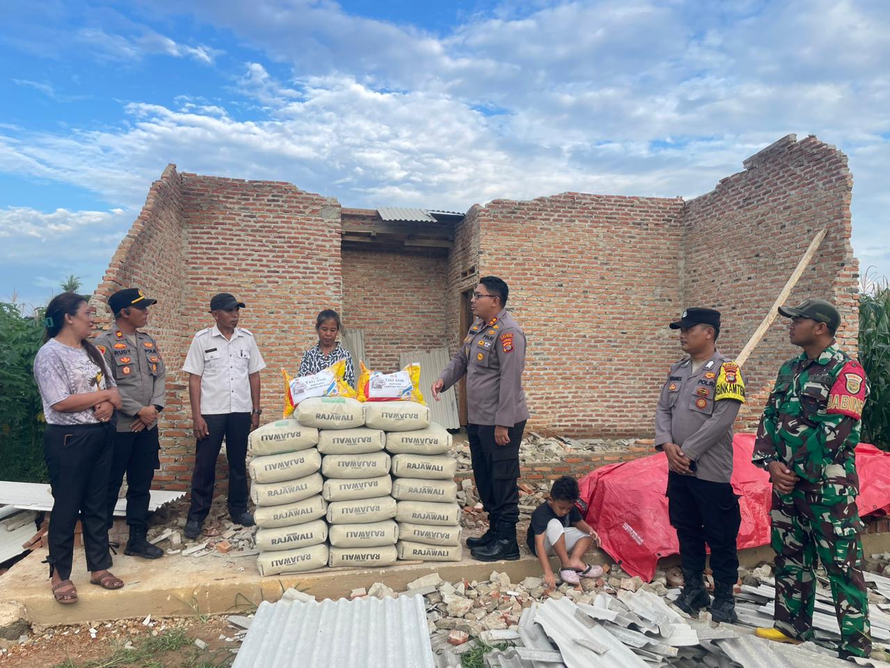 Kapolres Lampung Selatan Salurkan Bantuan untuk Janda Terdampak Musibah di Jati Agung