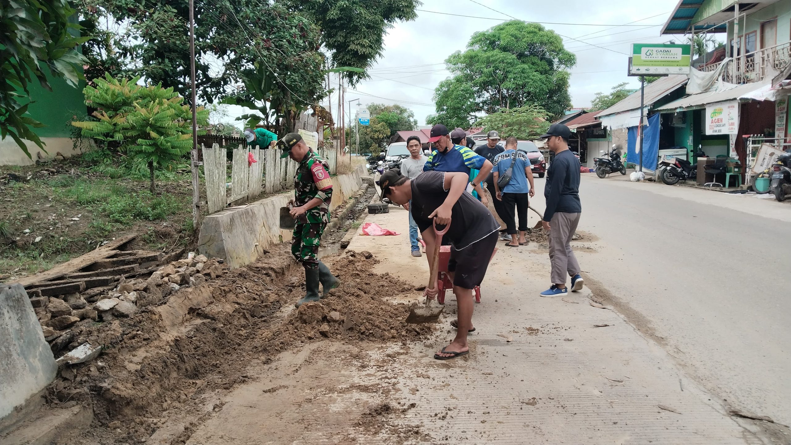 Babinsa Koba Ulu Bersama Warga Lakukan Jumat Bersih di Desa