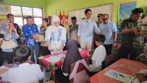Putri Zulhas Bagikan 420 Paket MBG di SD Negeri 01 Sidorejo Kecamatan Sidomulyo Lamsel