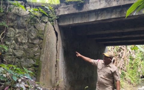 Jembatan Sungai Way Raman Sukamarga Nyaris Jebol, Warga Khawatir Keselamatan