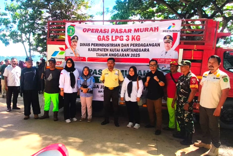 Babinsa Kelurahan Melayu Pantau Operasi Pasar Gas LPG di Wilayah Kecamatan Tenggarong