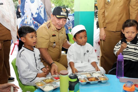 Wabup Lamsel, Syaiful Launching Program MBG di Kecamatan Tanjung Bintang