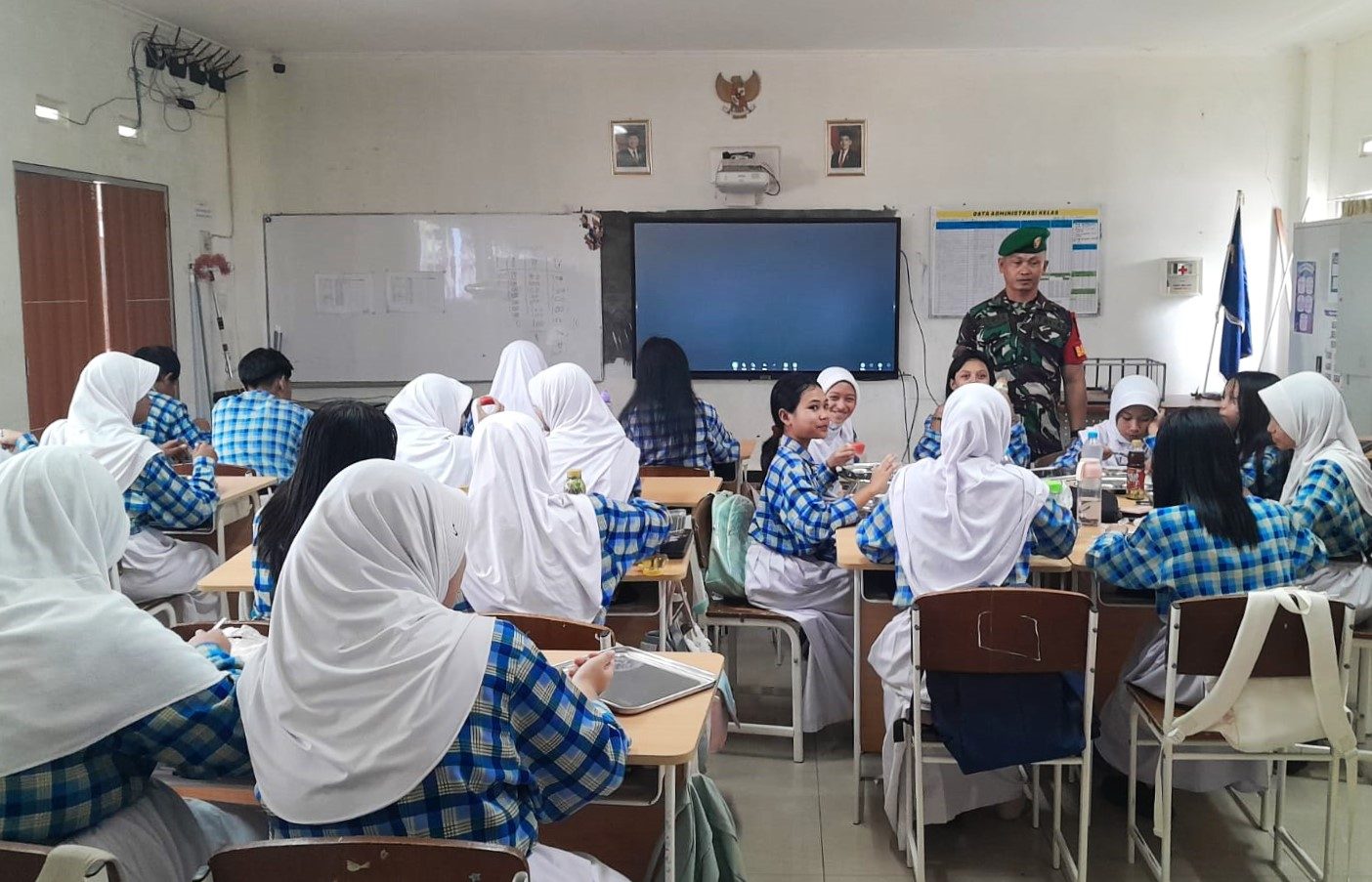 Babinsa Koramil 0906-01/Tenggarong Tinjau Pelaksanaan Makan Bergizi Gratis di SMP Negeri 1 Tenggarong