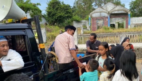 Dibulan Ramadhan, Pemdes Budidaya Bagikan Takjil Kepada Warga Cara Berkeliling