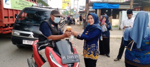 Dibulan Ramadhan Tim PKK Pemdes Sidorejo Bagikan Takjil kepada Masyarakat dan Pengguna Jalan