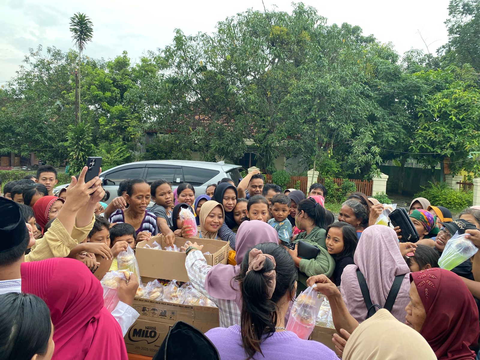 Antusiasme Masyarakat Meriahkan Pembagian Takjil Gratis oleh Puskesmas Jiken