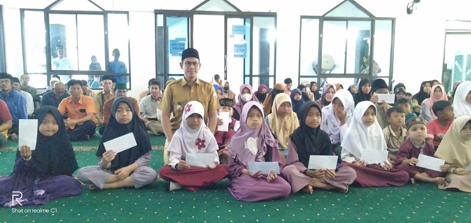 Taclen Dalam Penyaluran Gaji Aparatur Desa BLT-DD Serta Santunan Anak Yatim Di Desa Fajar Baru Ta-2025