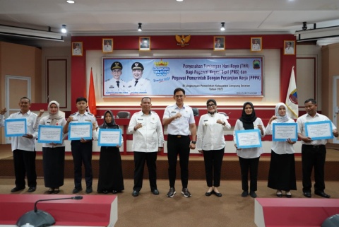 Secara Simbolis Bupati, Egi Serahkan THR untuk PNS, PPPK, dan DPRD,