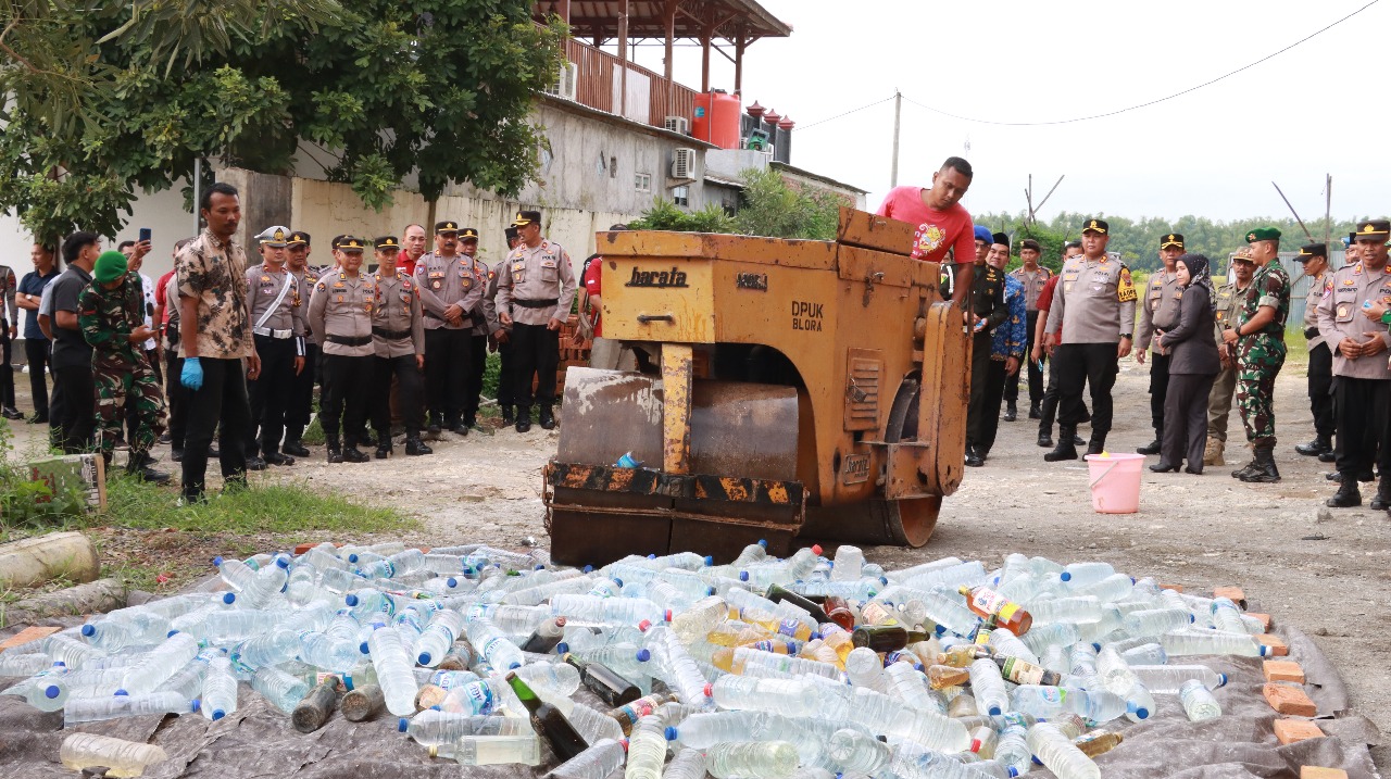 Polres Blora Musnahkan Ribuan Botol Miras Hasil Operasi Pekat Candi 2025